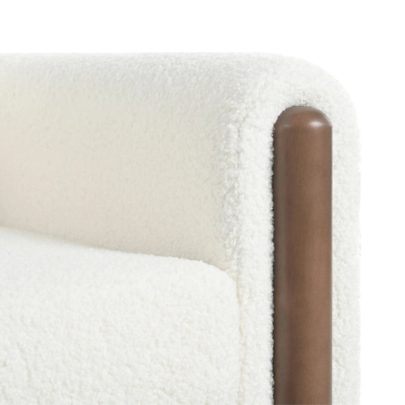 Fauteuil d'appoint en bouclé blanc avec pieds en noyer et accoudoirs incurvés