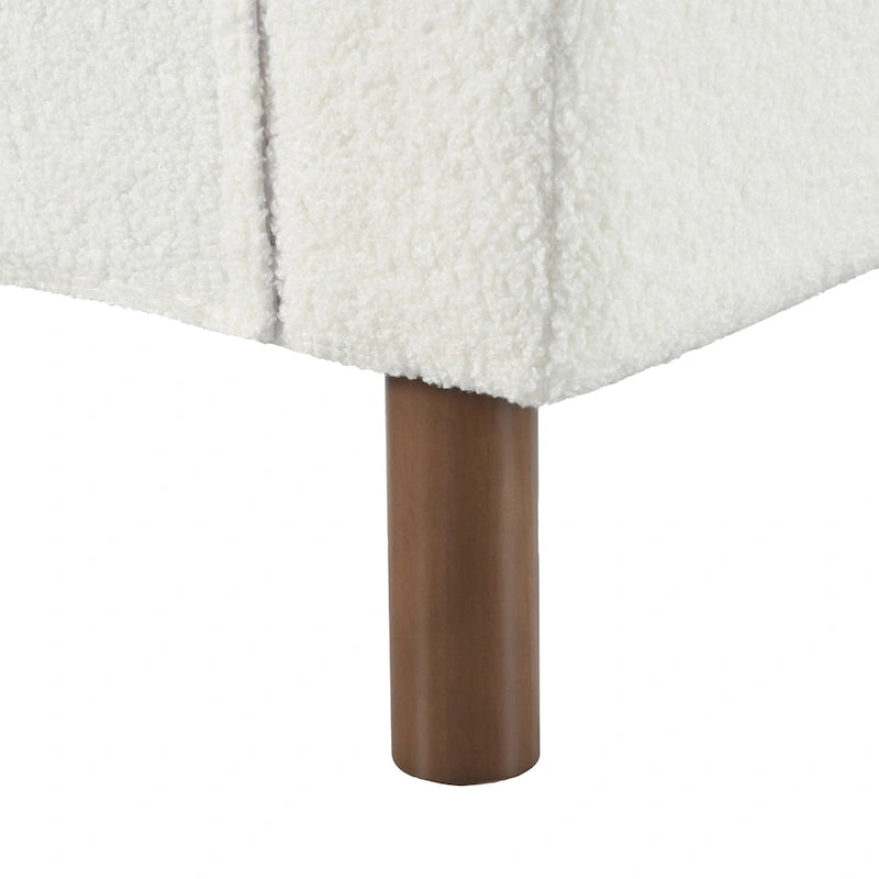Fauteuil d'appoint en bouclé blanc avec pieds en noyer et accoudoirs incurvés