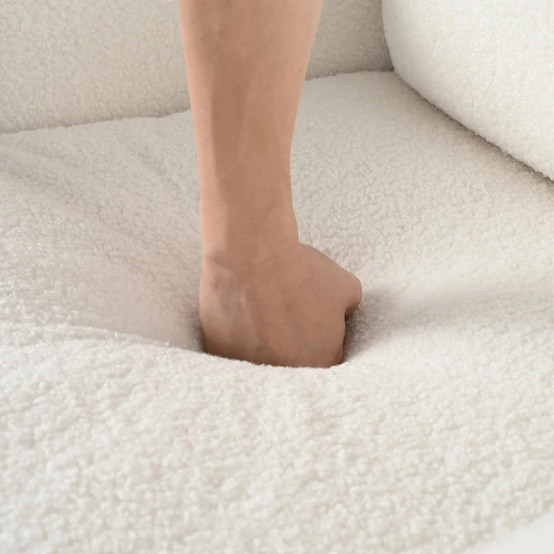 Fauteuil d'appoint en bouclé blanc avec pieds en noyer et accoudoirs incurvés