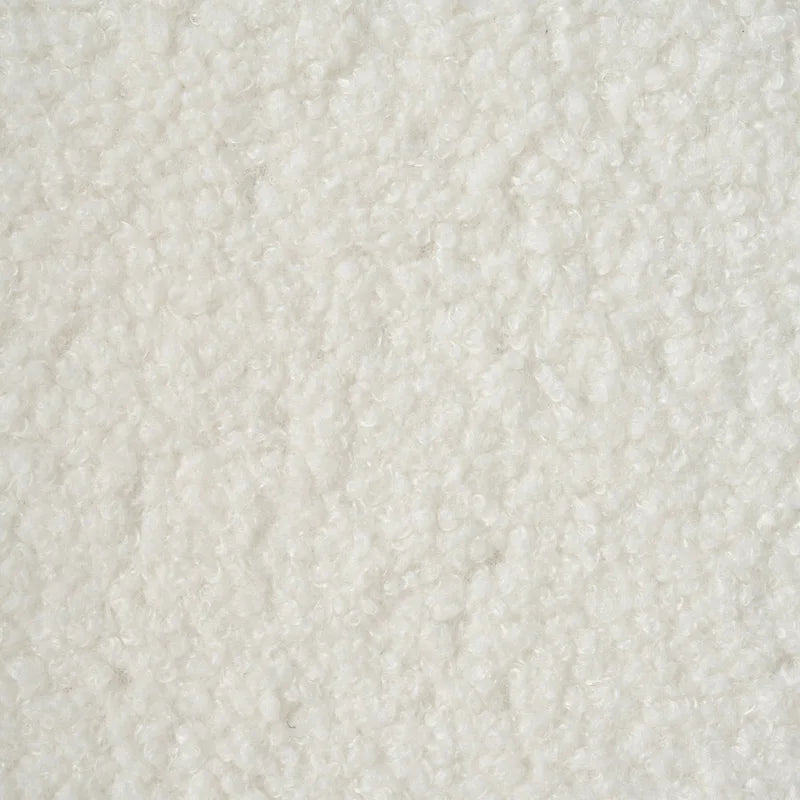 Fauteuil d'appoint en bouclé blanc avec pieds en noyer et accoudoirs incurvés