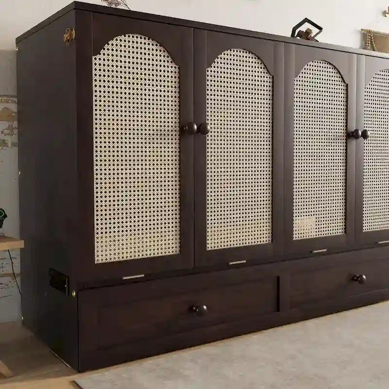 Meuble en noyer avec portes arquées en rotin et tiroirs de rangement