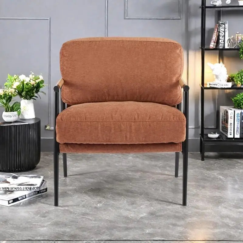 Fauteuil d'appoint rembourré, structure en métal noir, accoudoirs en bois, assise coussin rembourrée