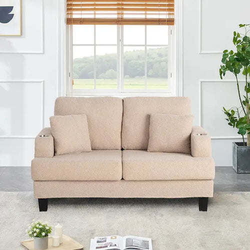 Canapé deux places en tissu bouclé beige avec porte-gobelets, poches latérales et coussins décoratifs