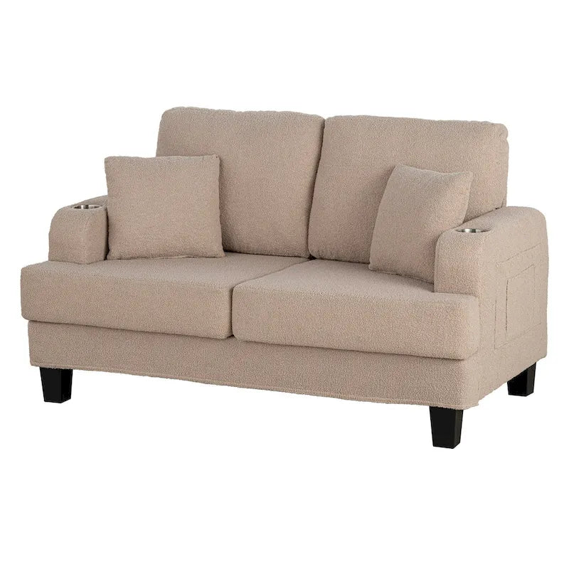 Canapé deux places en tissu bouclé beige avec porte-gobelets, poches latérales et coussins décoratifs