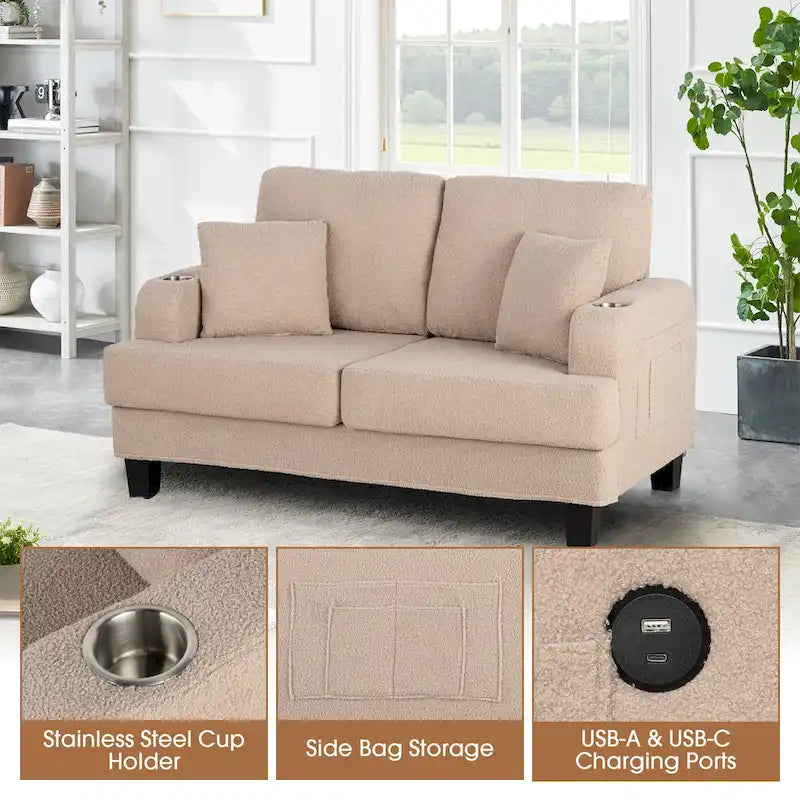 Canapé deux places en tissu bouclé beige avec porte-gobelets, poches latérales et coussins décoratifs