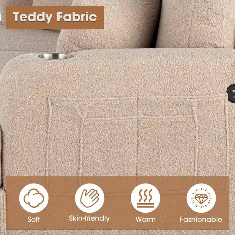 Canapé deux places en tissu bouclé beige avec porte-gobelets, poches latérales et coussins décoratifs
