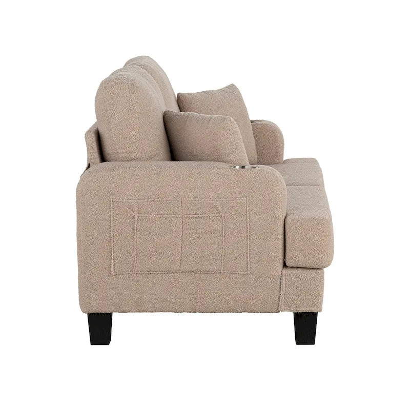 Canapé deux places en tissu bouclé beige avec porte-gobelets, poches latérales et coussins décoratifs