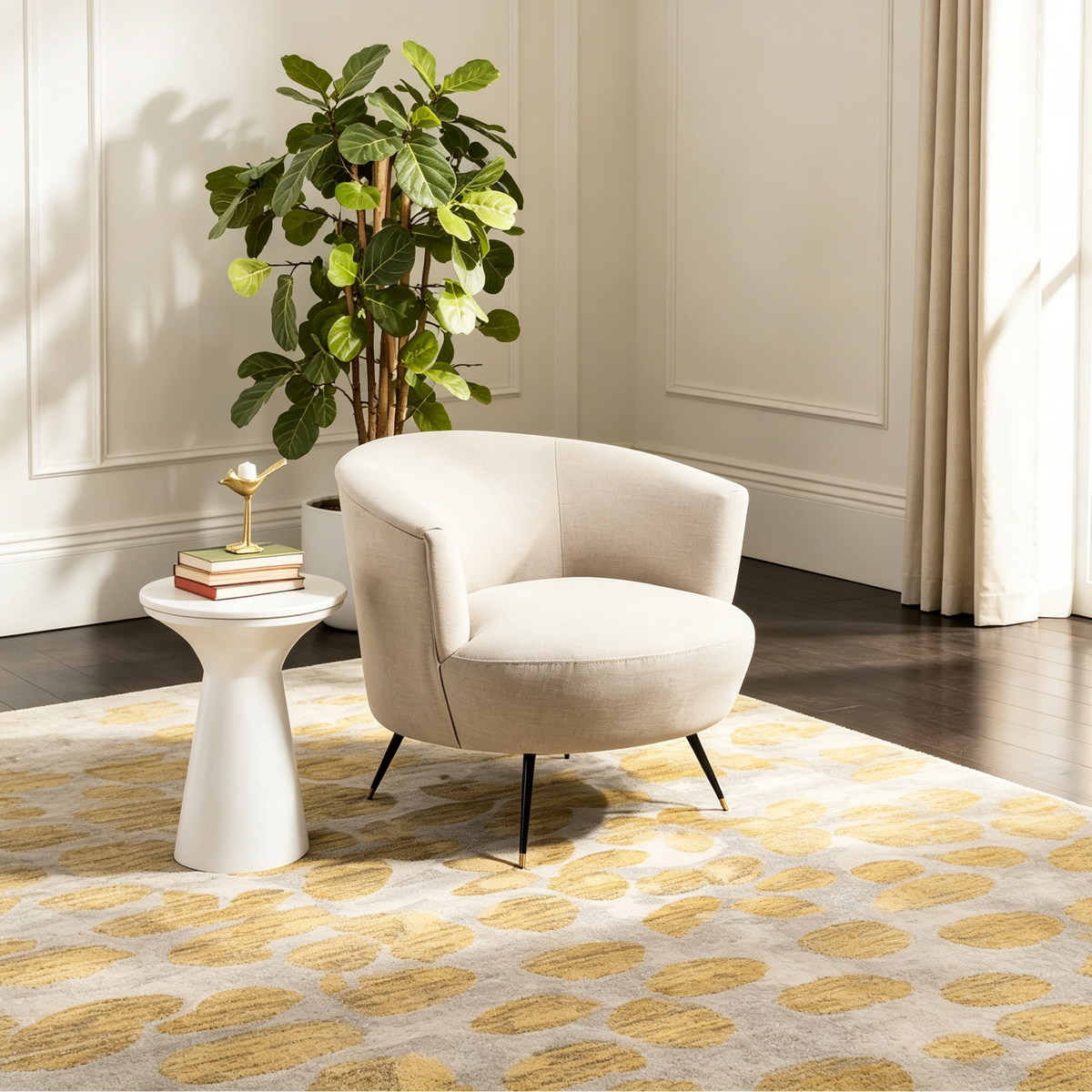 Fauteuil d'appoint en velours tonneau du milieu du siècle avec pieds dorés
