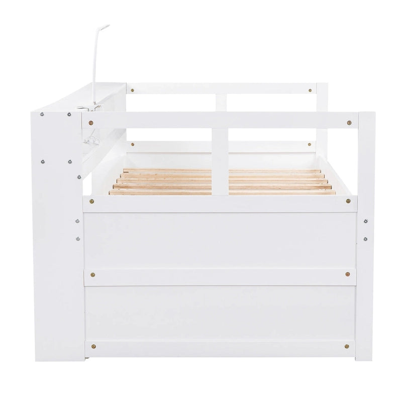 Lit de repos en bois avec deux lits gigognes, étagères de rangement et port USB