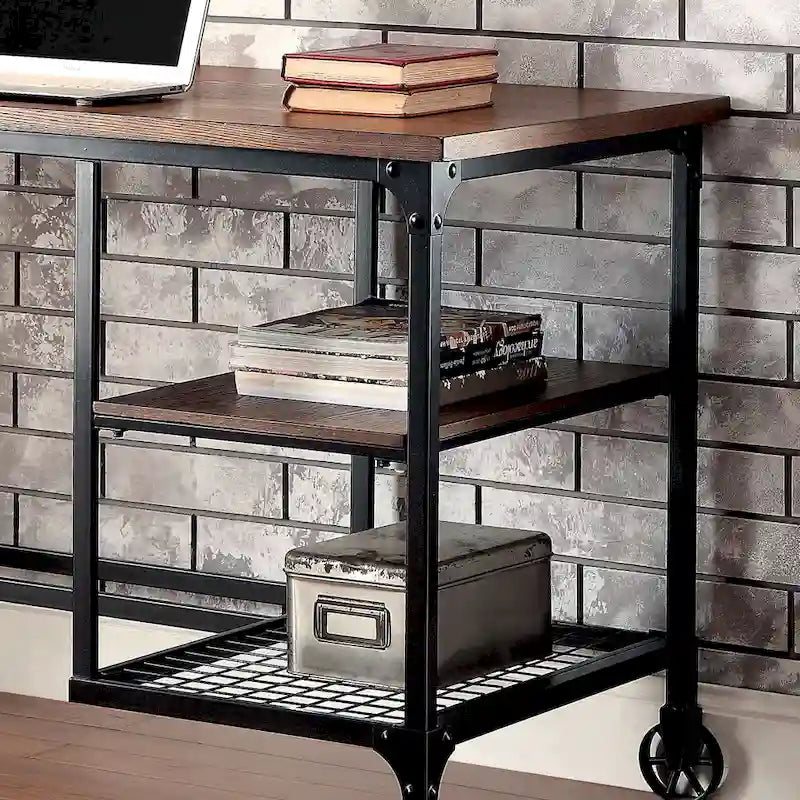 Bureau de style industriel avec plateau en chêne, étagères et cadre en métal noir antique