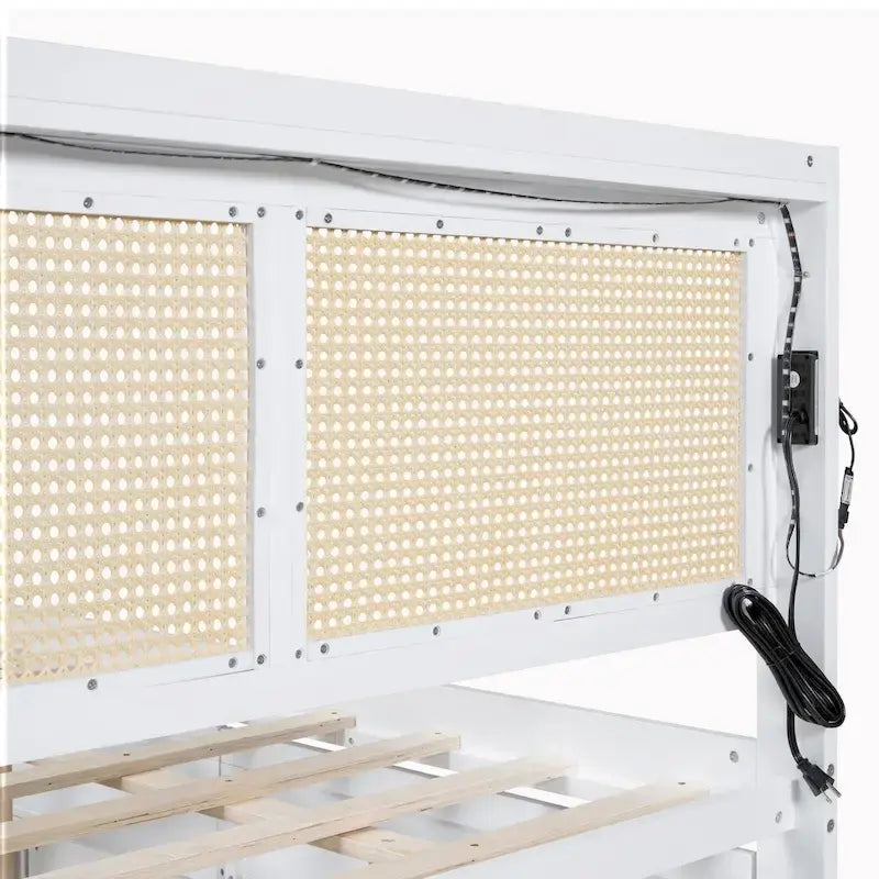 Cadre de lit en bois avec tête de lit en rotin tressé, tiroirs et éclairage LED, noyer et blanc