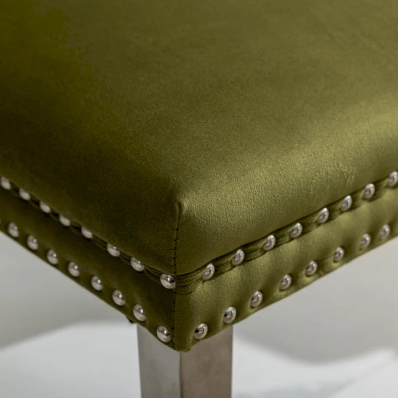 Chaise de salle à manger capitonnée en velours avec clous décoratifs et pieds chromés