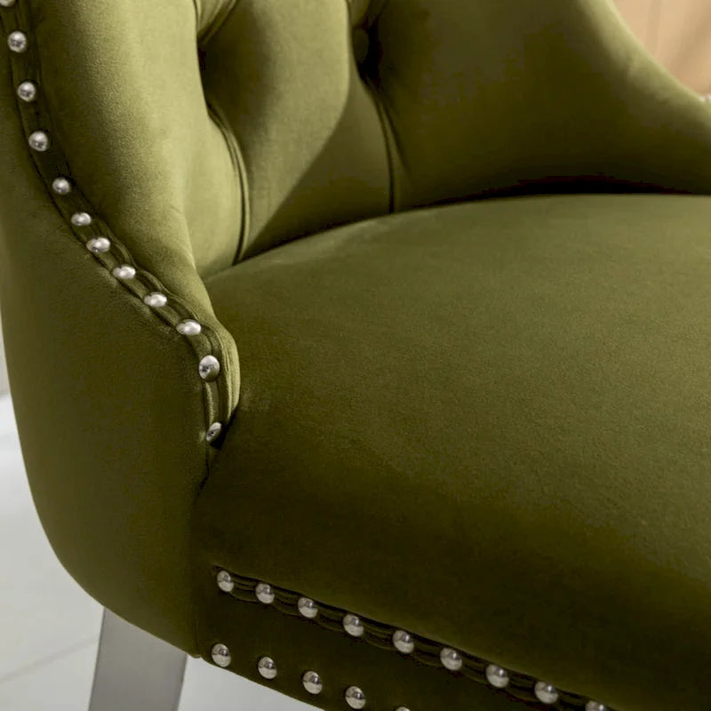 Chaise de salle à manger capitonnée en velours avec clous décoratifs et pieds chromés