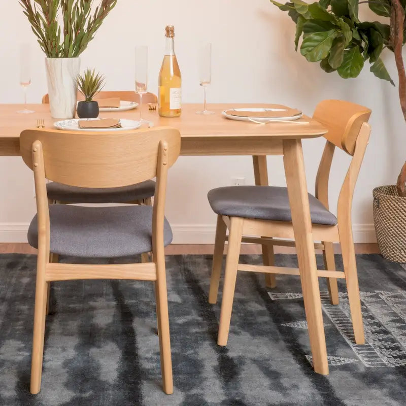 Chaise de salle à manger capitonnée Mid-Century avec pieds en bois d'hévéa et assise en tissu gris foncé