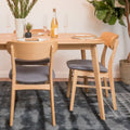Chaise de salle à manger capitonnée Mid-Century avec pieds en bois d'hévéa et assise en tissu gris foncé