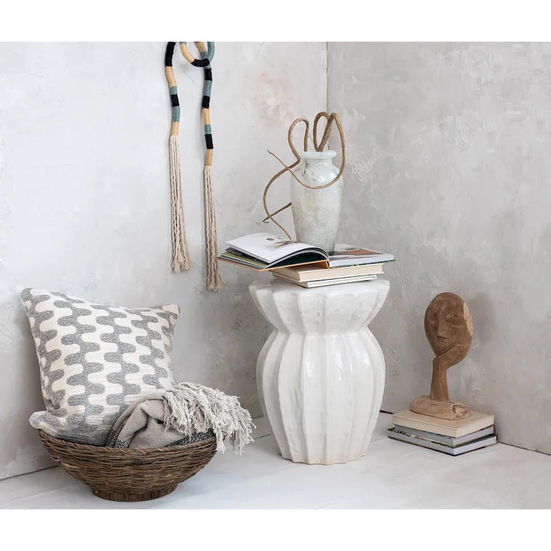 Tabouret de jardin en grès blanc sculpté, céramique cannelée brillante